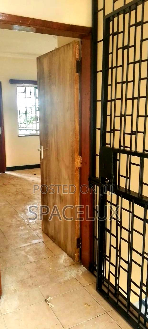 Good Office Tucked in Rush Greenary