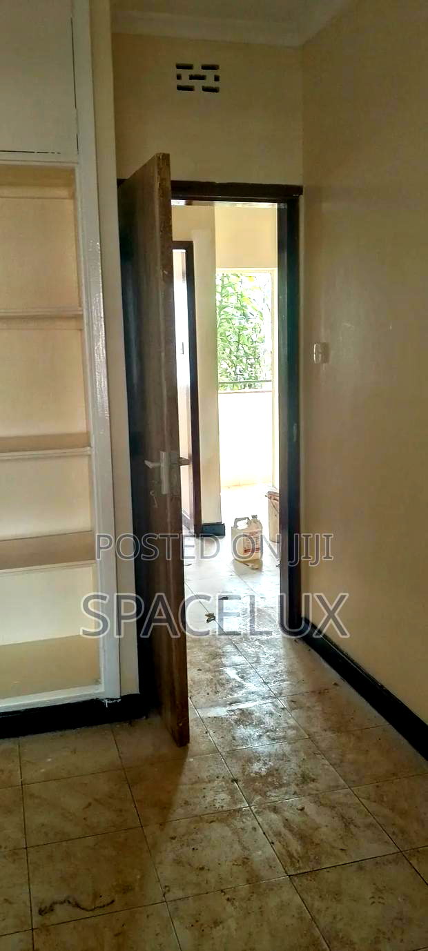 Good Office Tucked in Rush Greenary