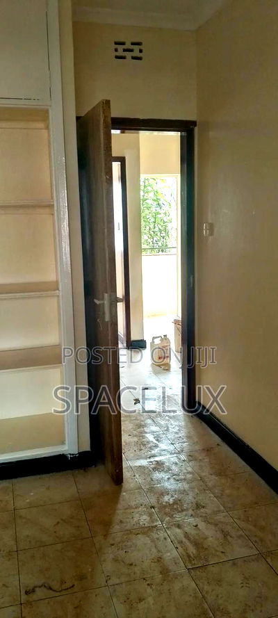 Good Office Tucked in Rush Greenary - Image 4