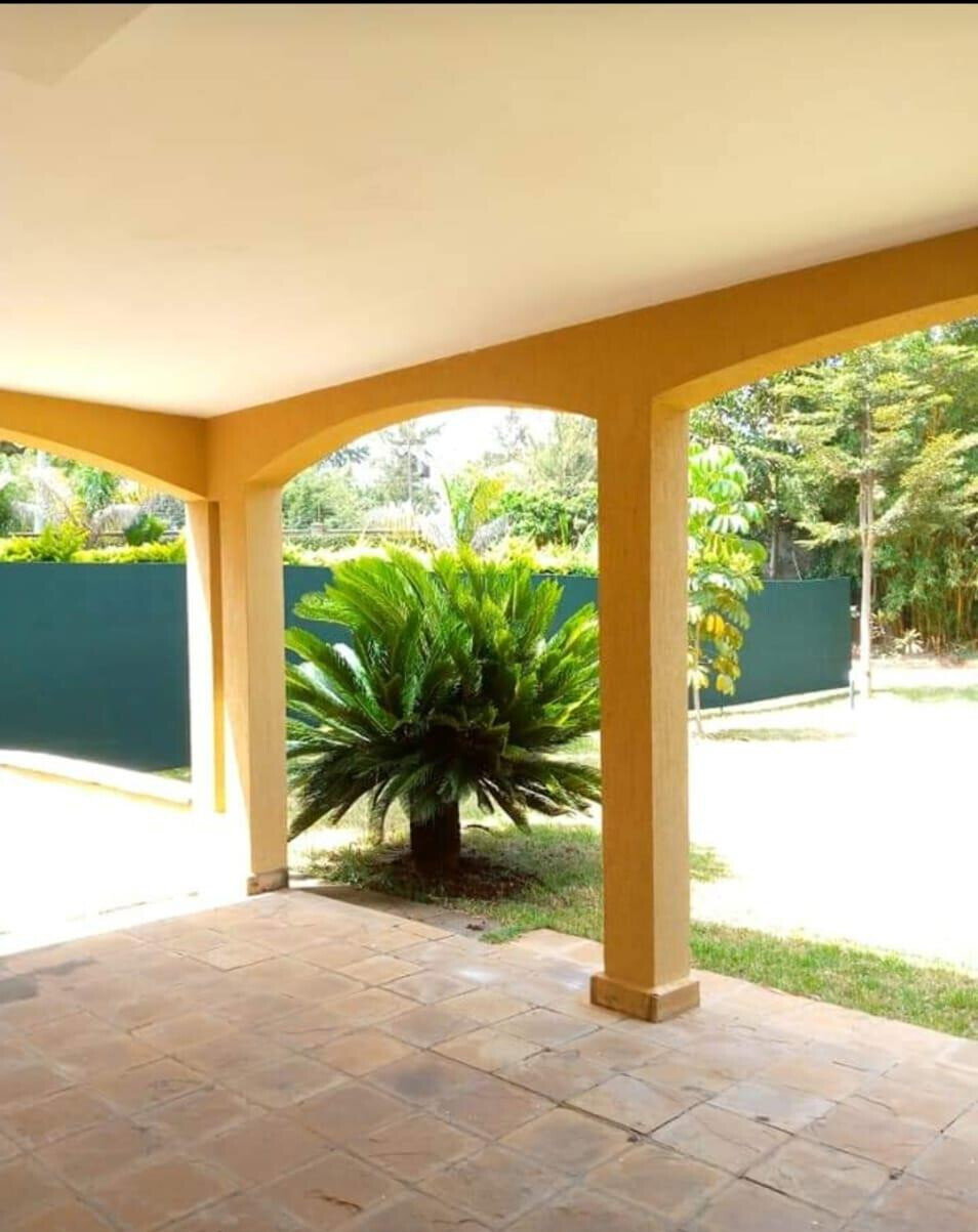 5BR All-Ensuite Townhouse on Half-Acre with Clubhouse & Pool - Runda