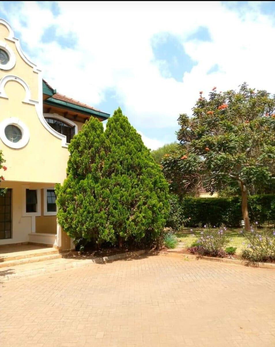 5BR All-Ensuite Townhouse on Half-Acre with Clubhouse & Pool - Runda