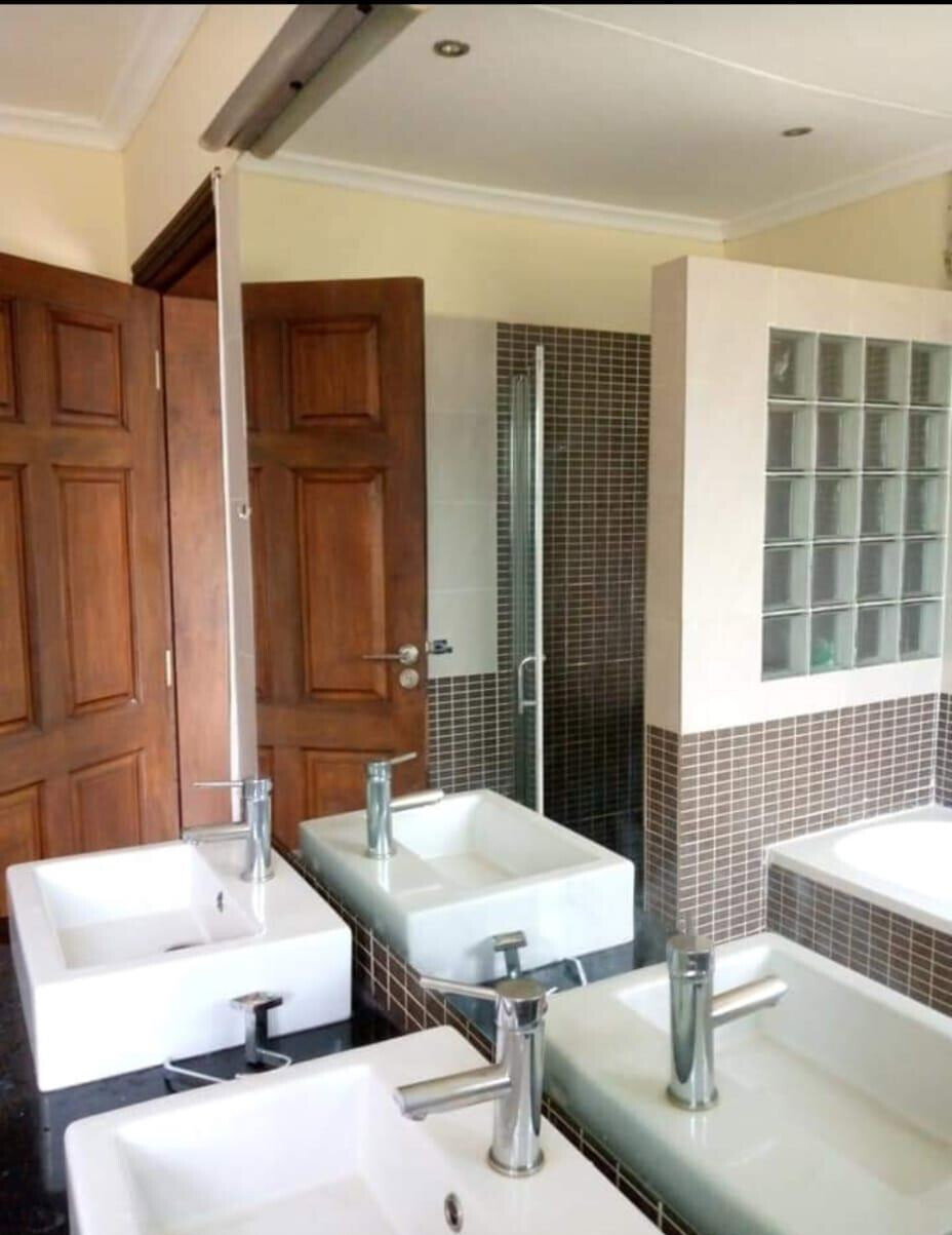5BR All-Ensuite Townhouse on Half-Acre with Clubhouse & Pool - Runda