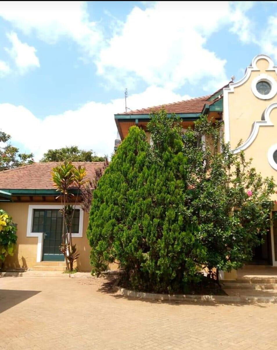 5BR All-Ensuite Townhouse on Half-Acre with Clubhouse & Pool - Runda