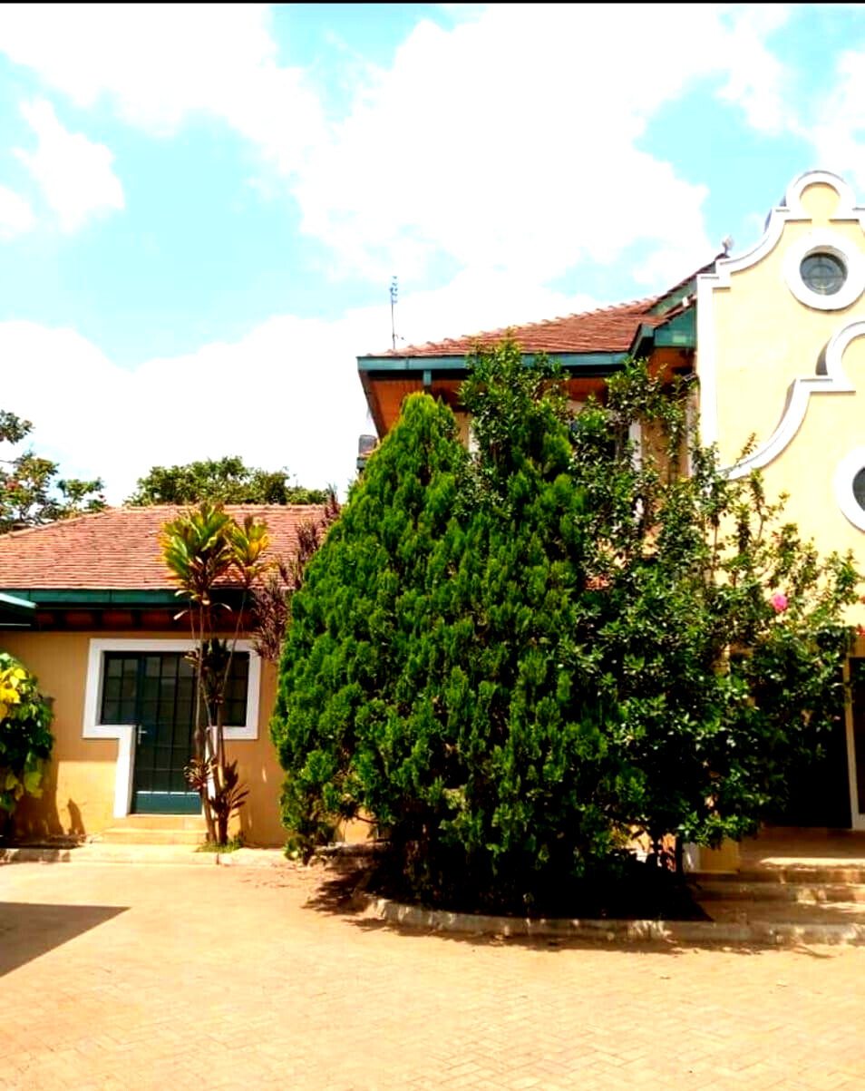 5BR All-Ensuite Townhouse on Half-Acre with Clubhouse & Pool - Runda