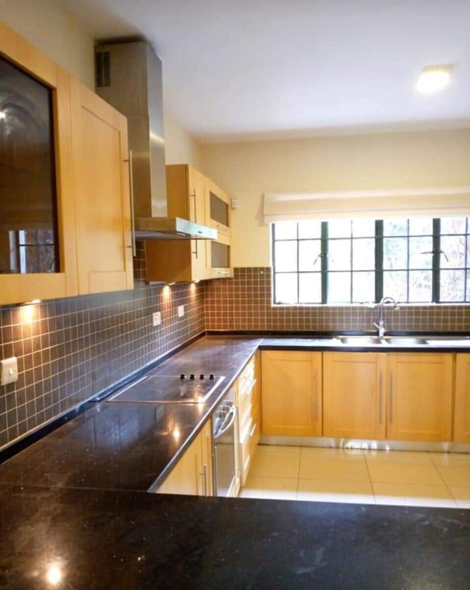 5BR All-Ensuite Townhouse on Half-Acre with Clubhouse & Pool - Runda
