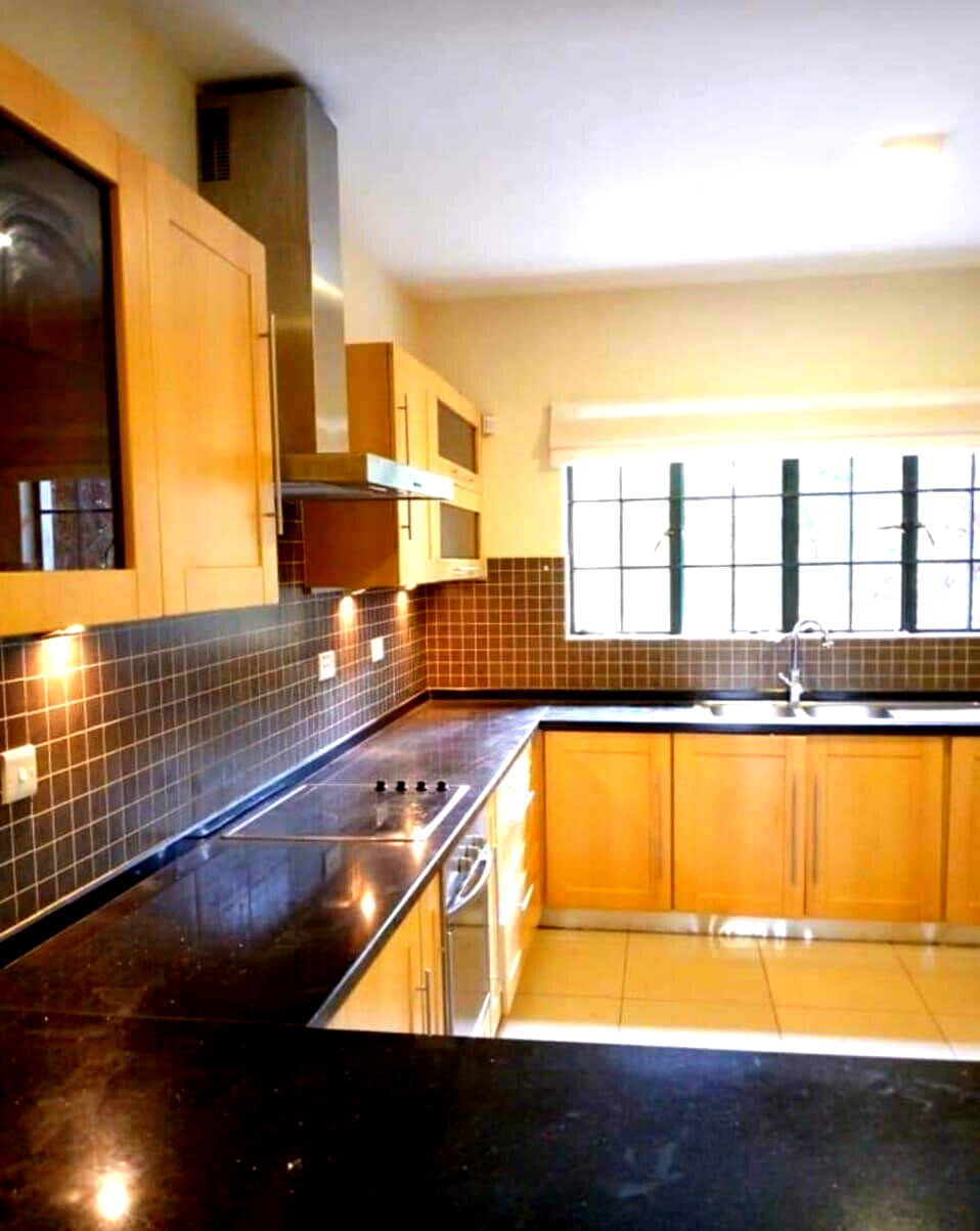 5BR All-Ensuite Townhouse on Half-Acre with Clubhouse & Pool - Runda