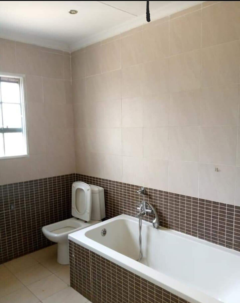5BR All-Ensuite Townhouse on Half-Acre with Clubhouse & Pool - Runda
