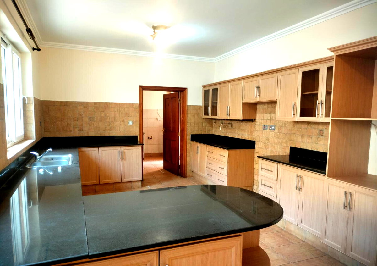 4BR All-Ensuite Townhouse with DSQ & Quiet Compound - Spring Valley