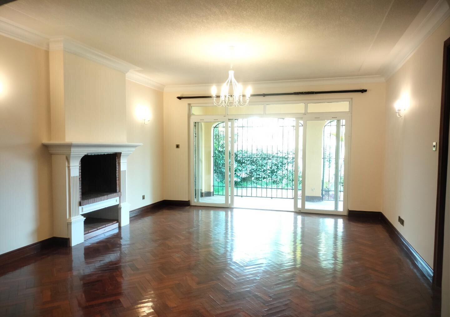 4BR All-Ensuite Townhouse with DSQ & Quiet Compound - Spring Valley