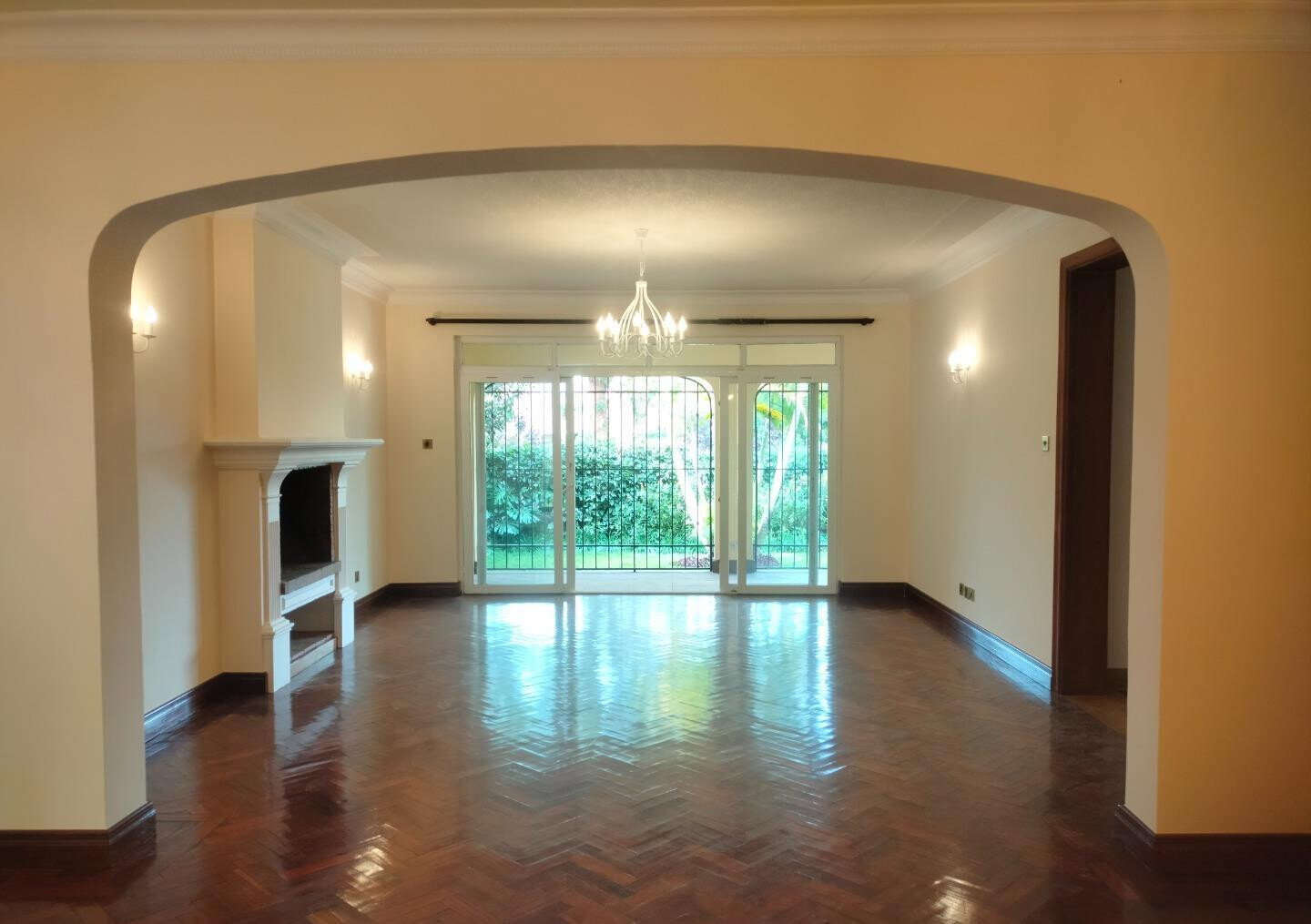 4BR All-Ensuite Townhouse with DSQ & Quiet Compound - Spring Valley