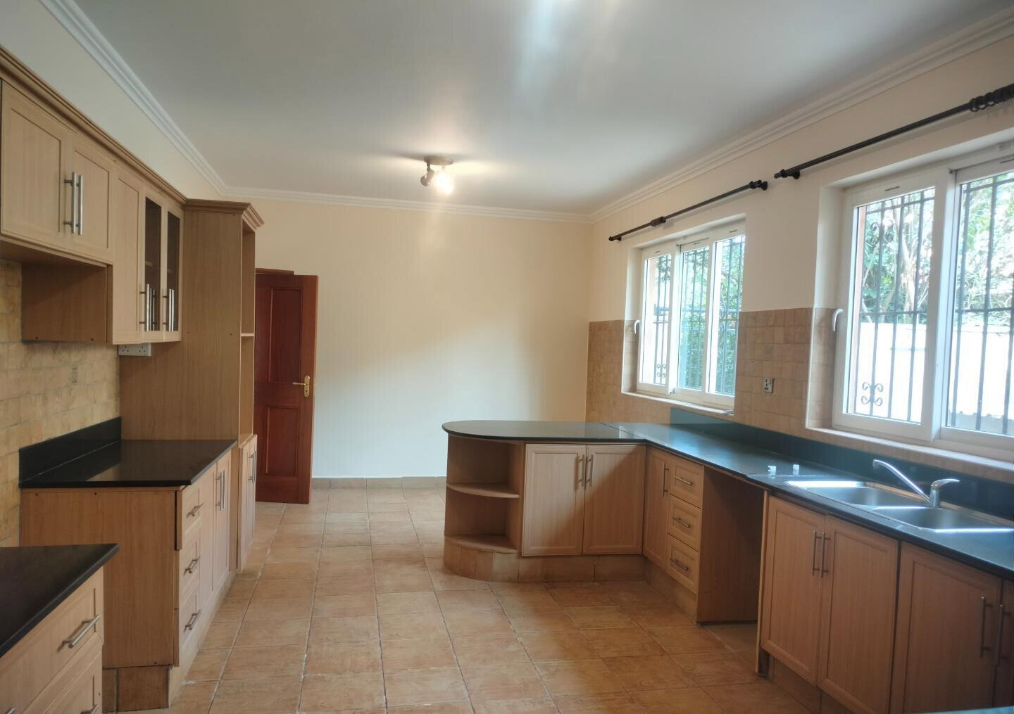 4BR All-Ensuite Townhouse with DSQ & Quiet Compound - Spring Valley