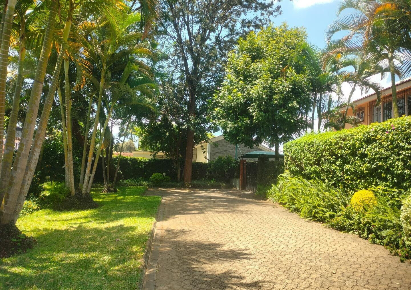 4BR All-Ensuite Townhouse with DSQ & Quiet Compound - Spring Valley