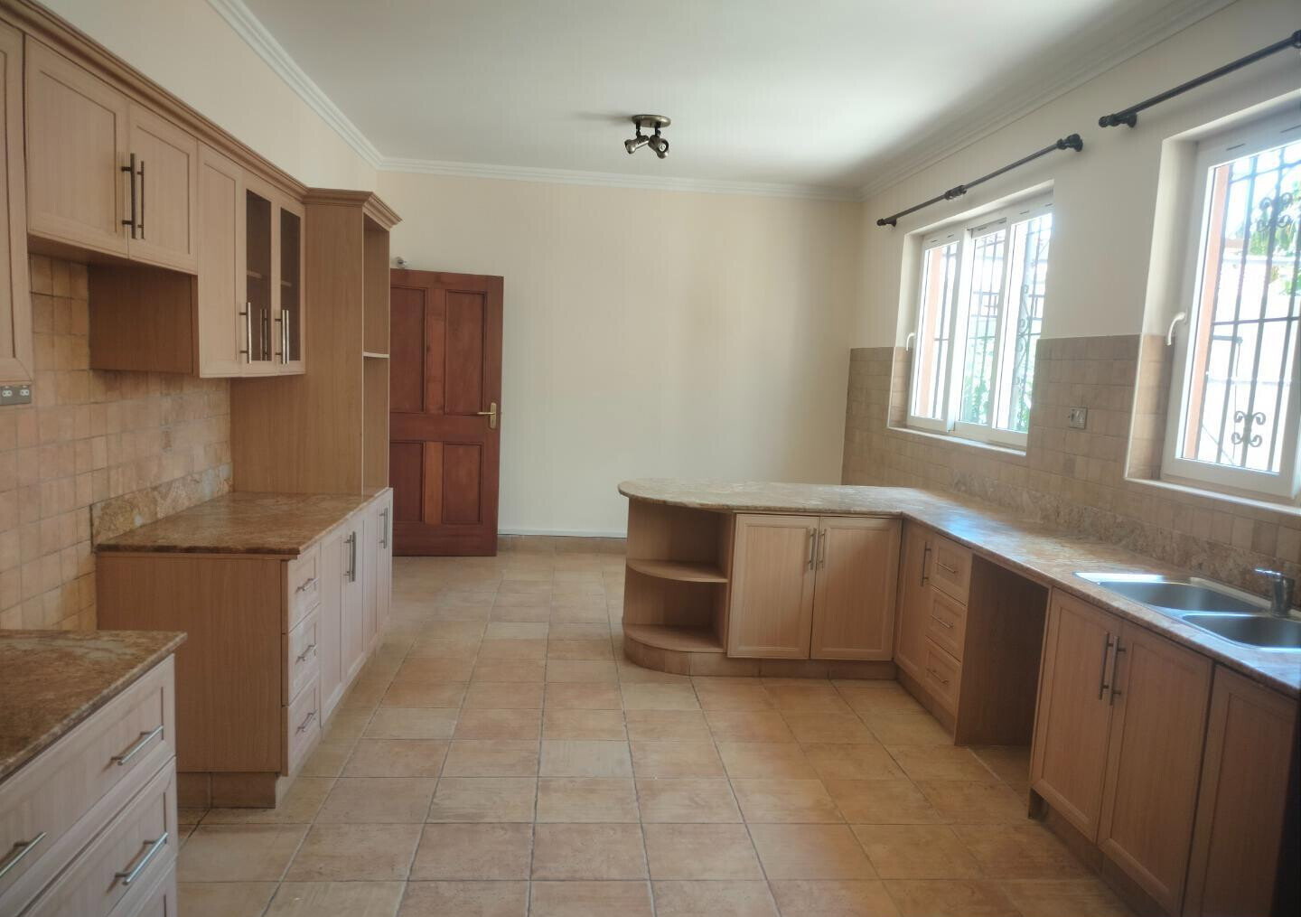 4BR All-Ensuite Townhouse with DSQ & Quiet Compound - Spring Valley