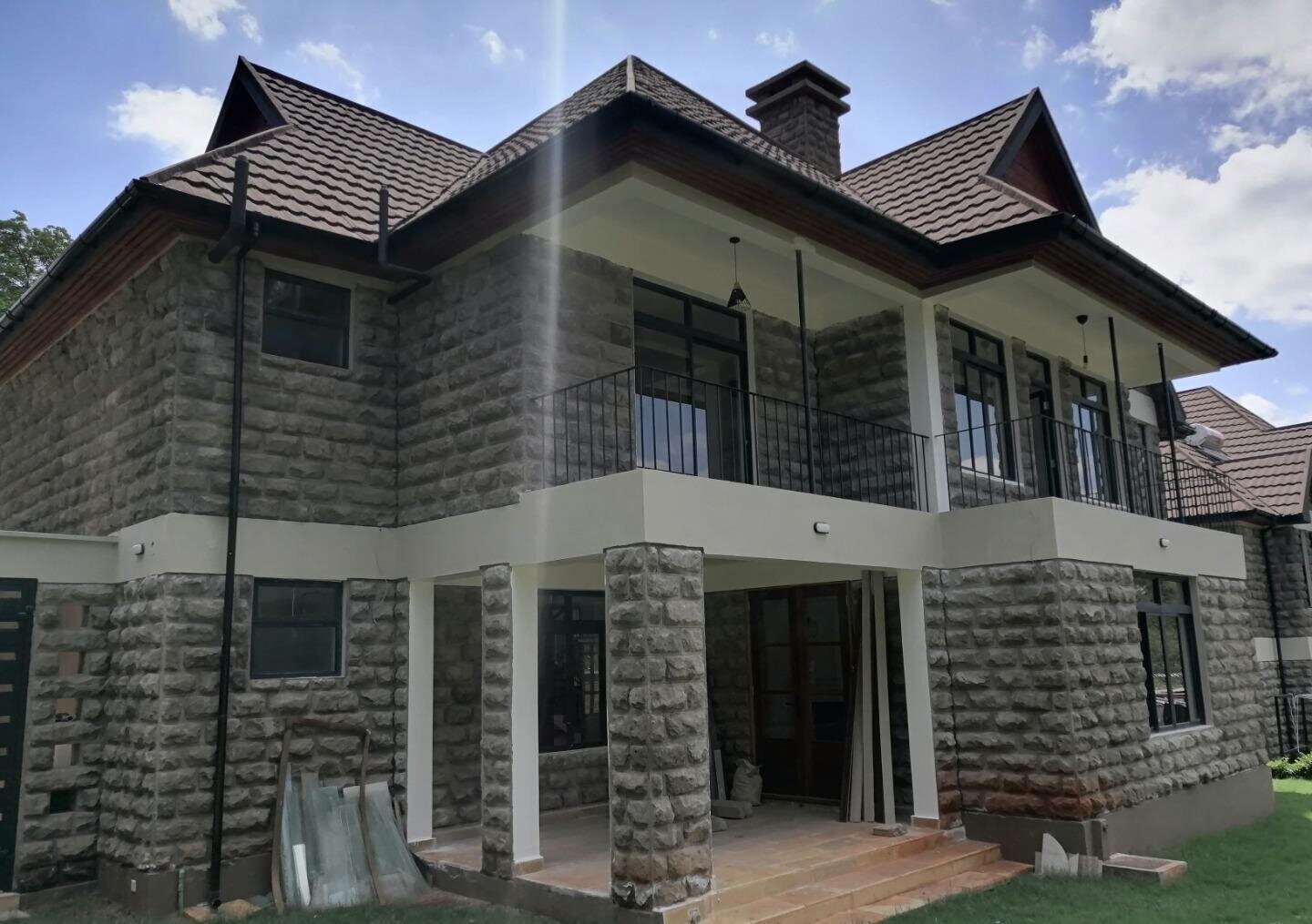 4-Ensuite Townhouse on Half-Acre with DSQ & Fireplace – Hardy, Karen