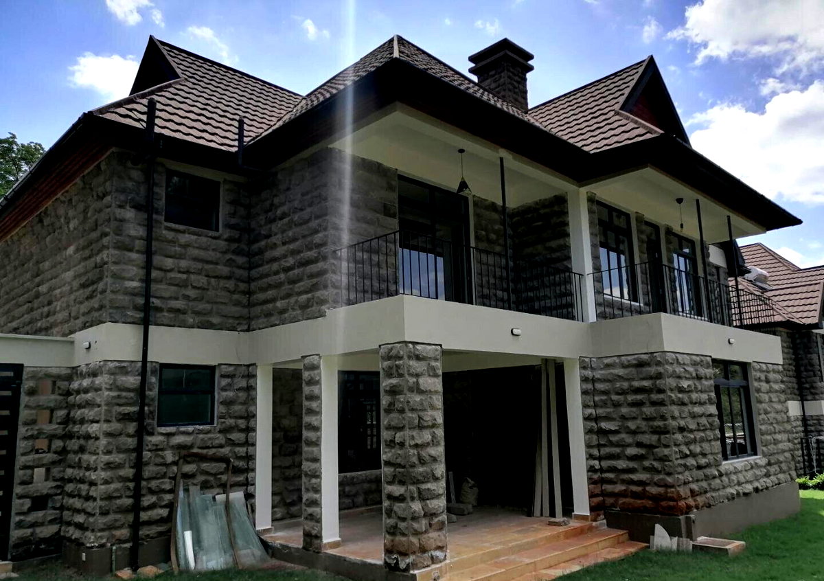 4-Ensuite Townhouse on Half-Acre with DSQ & Fireplace – Hardy, Karen