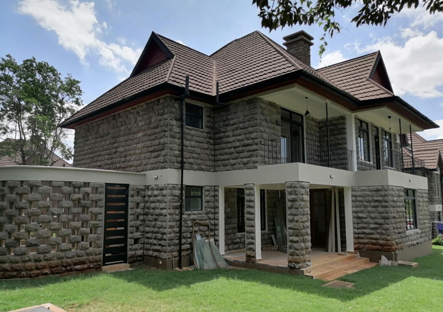 4-Ensuite Townhouse on Half-Acre with DSQ & Fireplace – Hardy, Karen