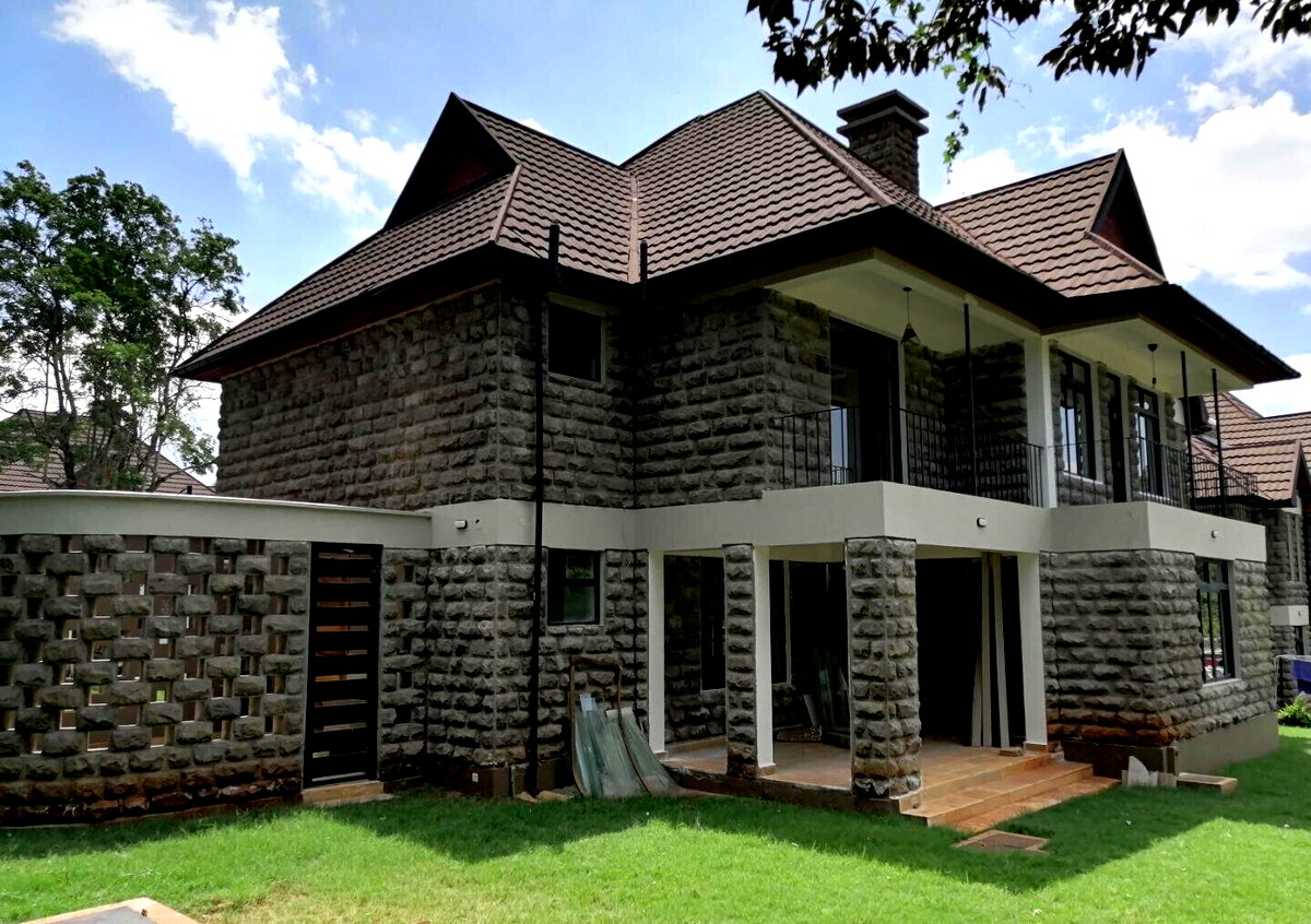 4-Ensuite Townhouse on Half-Acre with DSQ & Fireplace – Hardy, Karen
