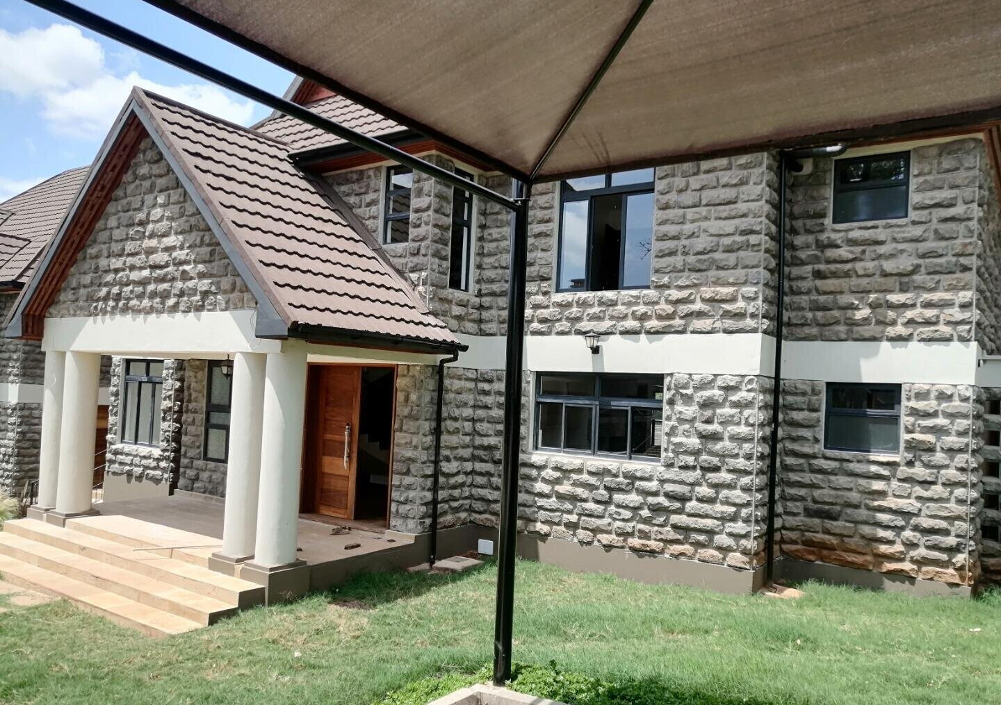 4-Ensuite Townhouse on Half-Acre with DSQ & Fireplace – Hardy, Karen