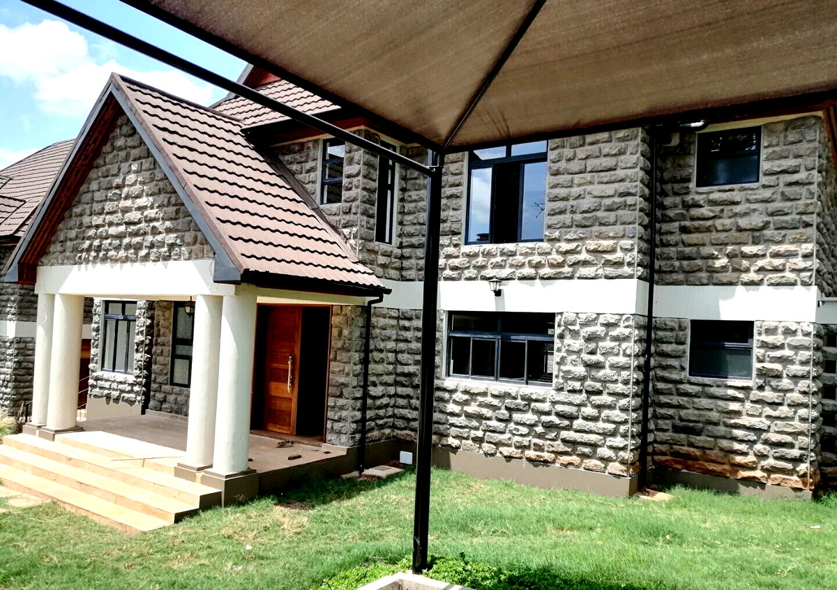 4-Ensuite Townhouse on Half-Acre with DSQ & Fireplace – Hardy, Karen