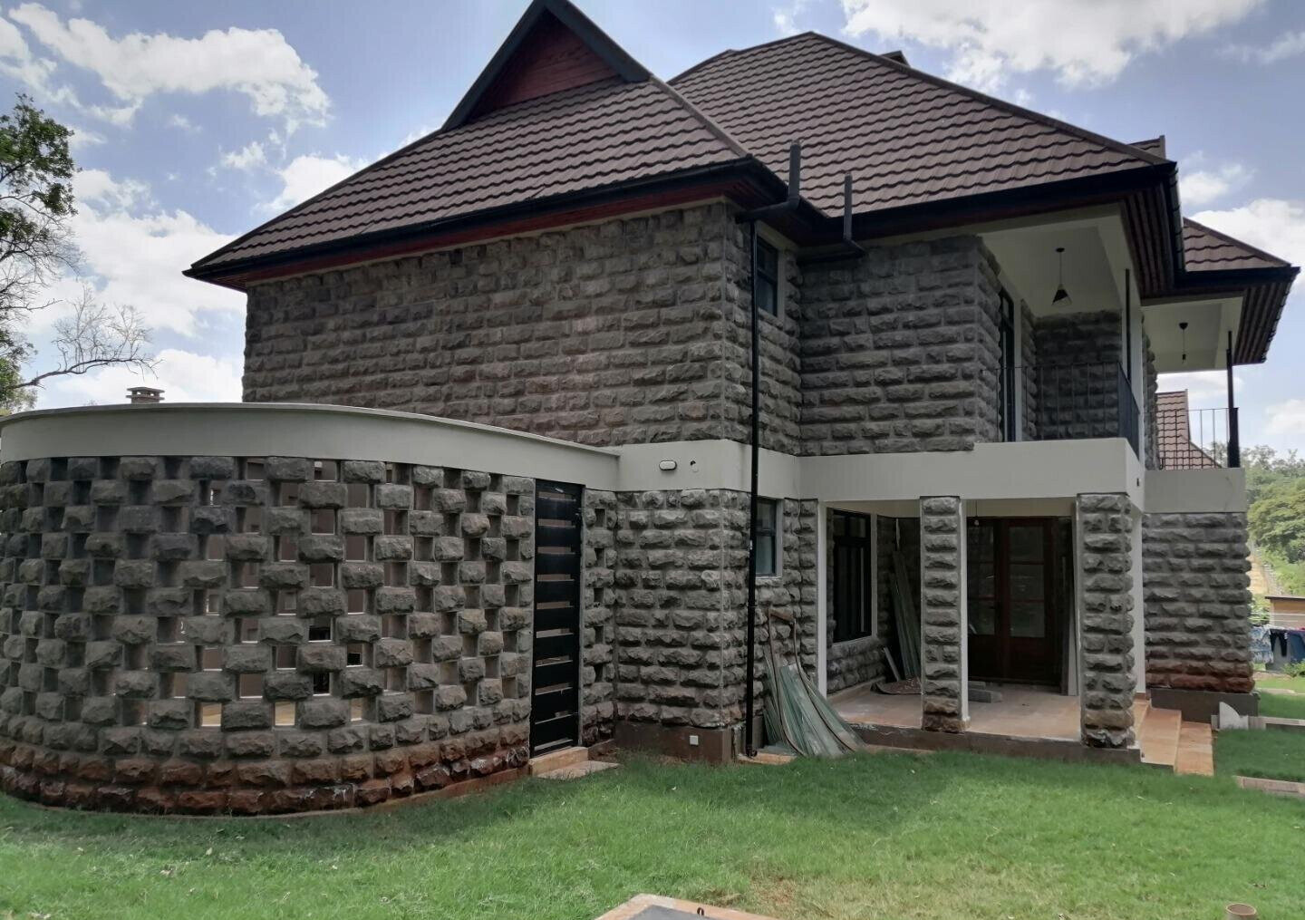 4-Ensuite Townhouse on Half-Acre with DSQ & Fireplace – Hardy, Karen