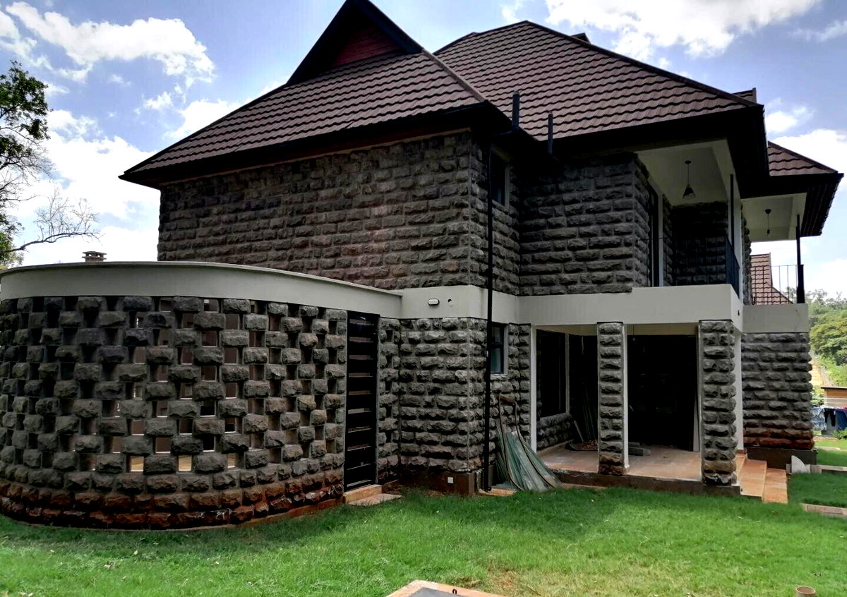 4-Ensuite Townhouse on Half-Acre with DSQ & Fireplace – Hardy, Karen