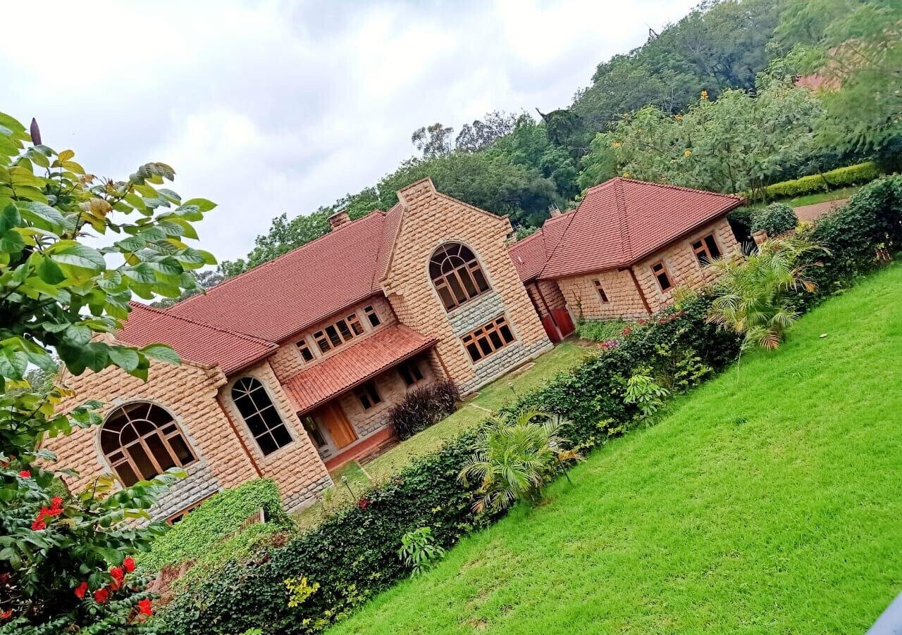 5-Ensuite Townhouse with Guest Wing & Shared Pool – Karen