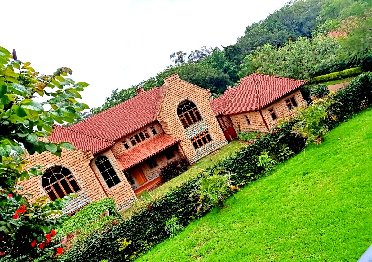 5-Ensuite Townhouse with Guest Wing & Shared Pool – Karen