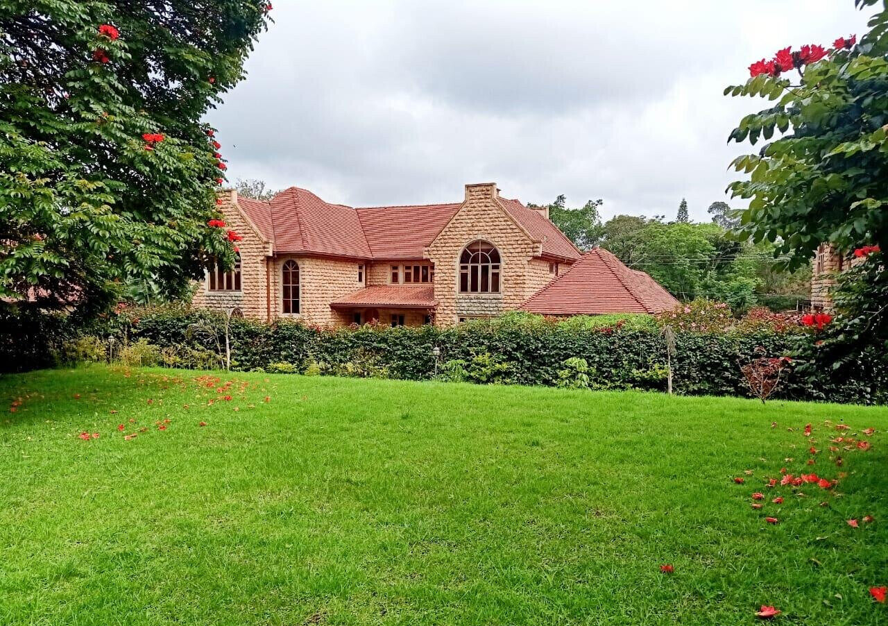 5-Ensuite Townhouse with Guest Wing & Shared Pool – Karen