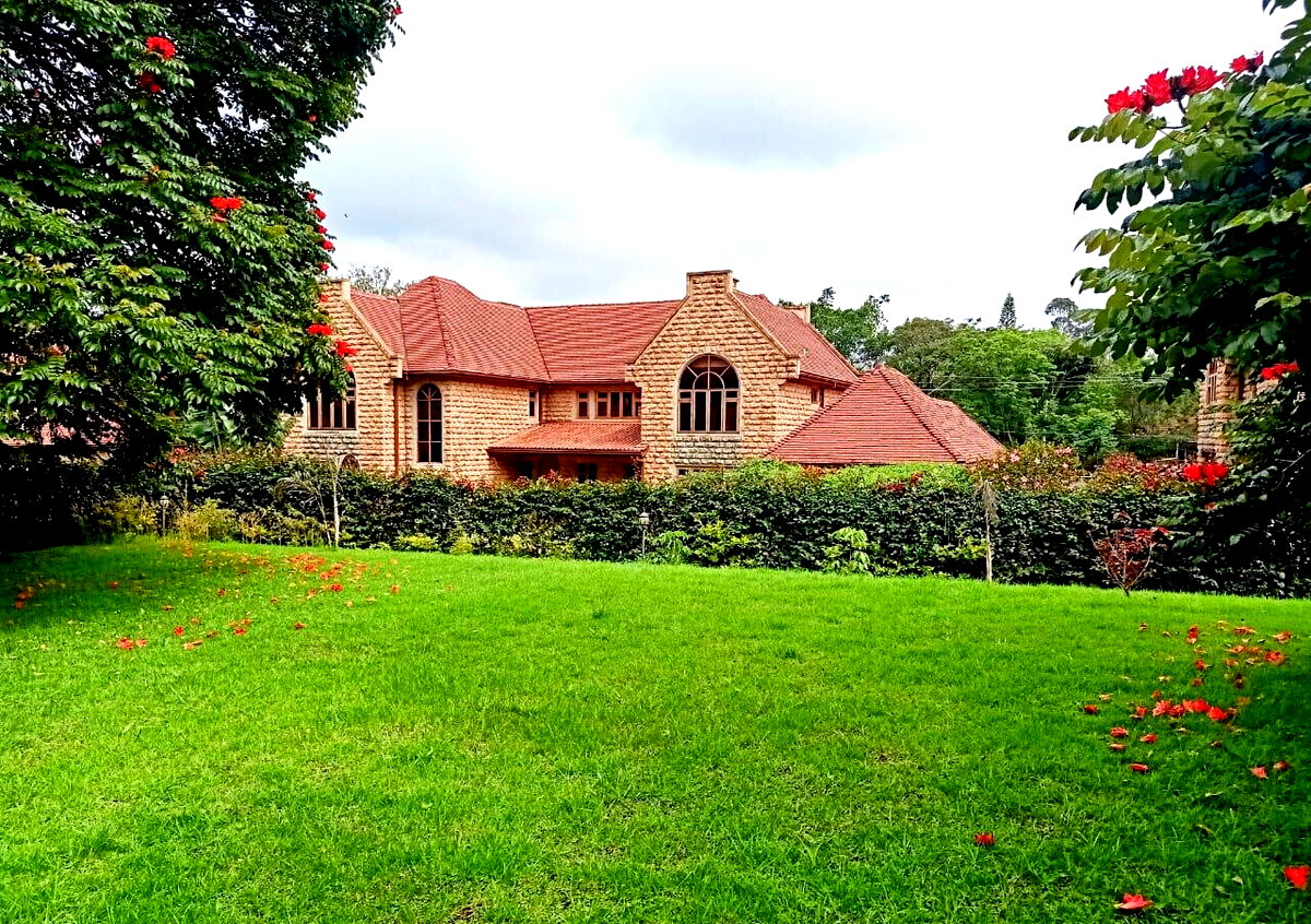 5-Ensuite Townhouse with Guest Wing & Shared Pool – Karen
