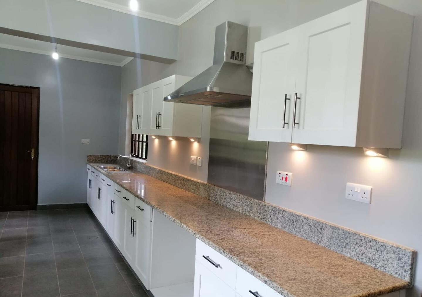 5-Ensuite Townhouse on ¾ Acre with DSQ – Hardy Karen