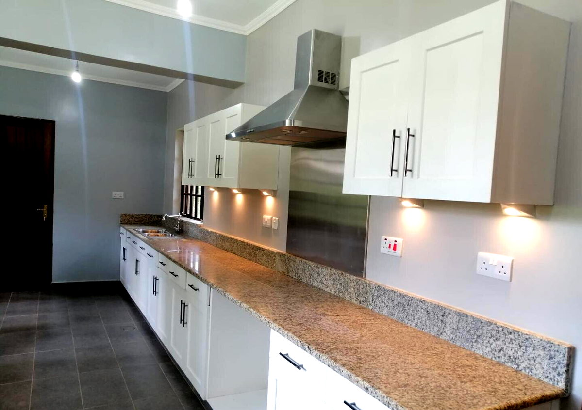 5-Ensuite Townhouse on ¾ Acre with DSQ – Hardy Karen