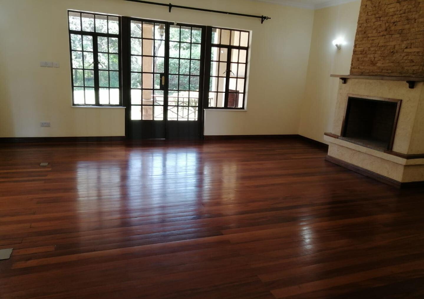 5-Ensuite Townhouse on ¾ Acre with DSQ – Hardy Karen