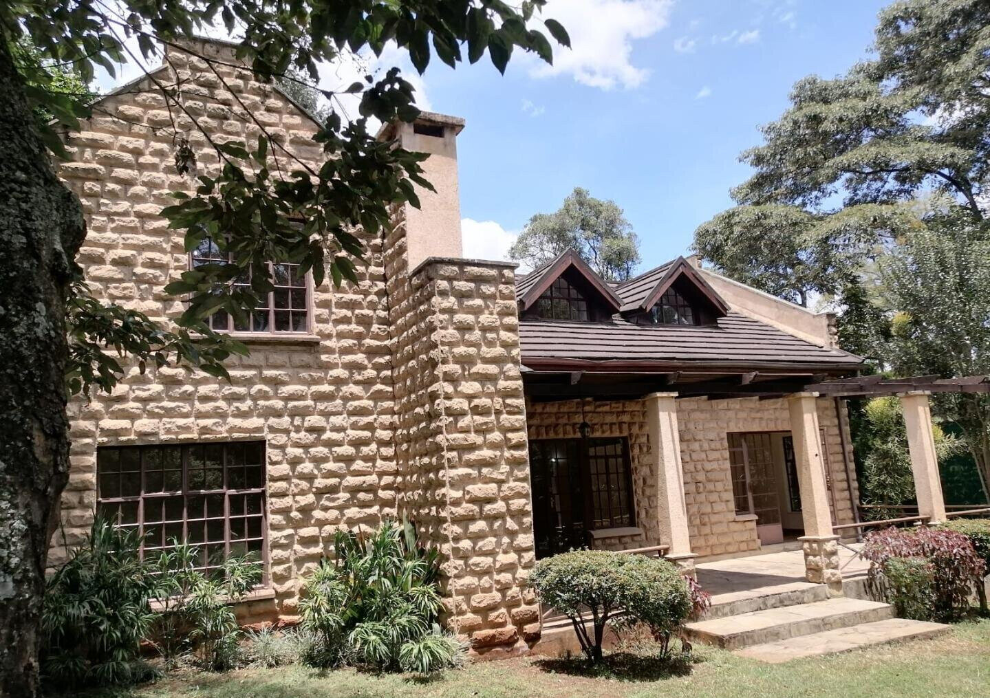 5-Ensuite Townhouse on ¾ Acre with DSQ – Hardy Karen