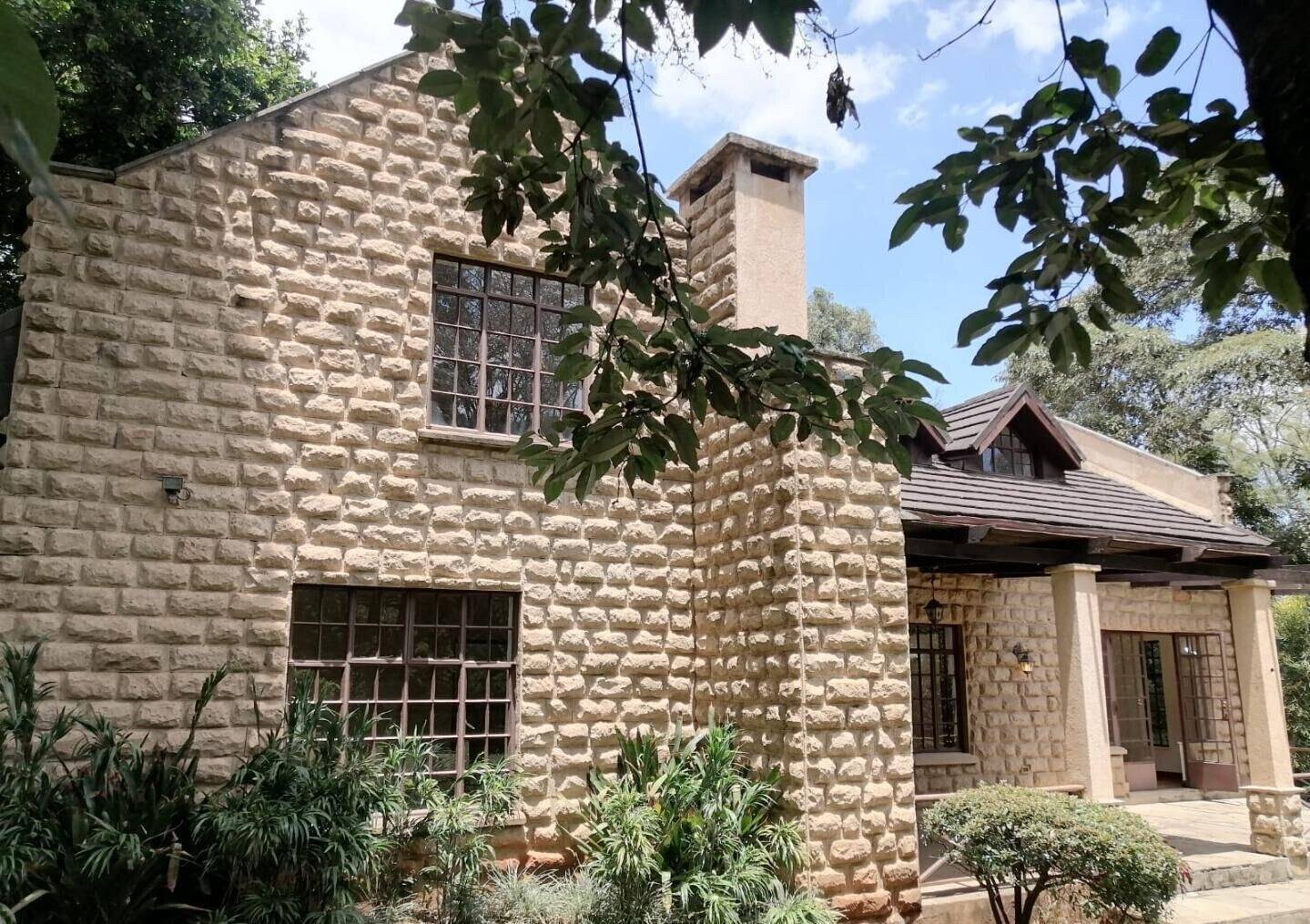 5-Ensuite Townhouse on ¾ Acre with DSQ – Hardy Karen