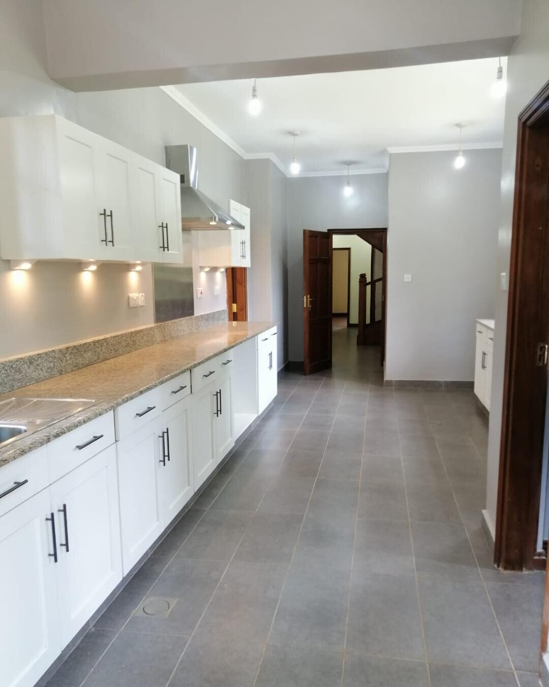 5-Ensuite Townhouse on ¾ Acre with DSQ – Hardy Karen