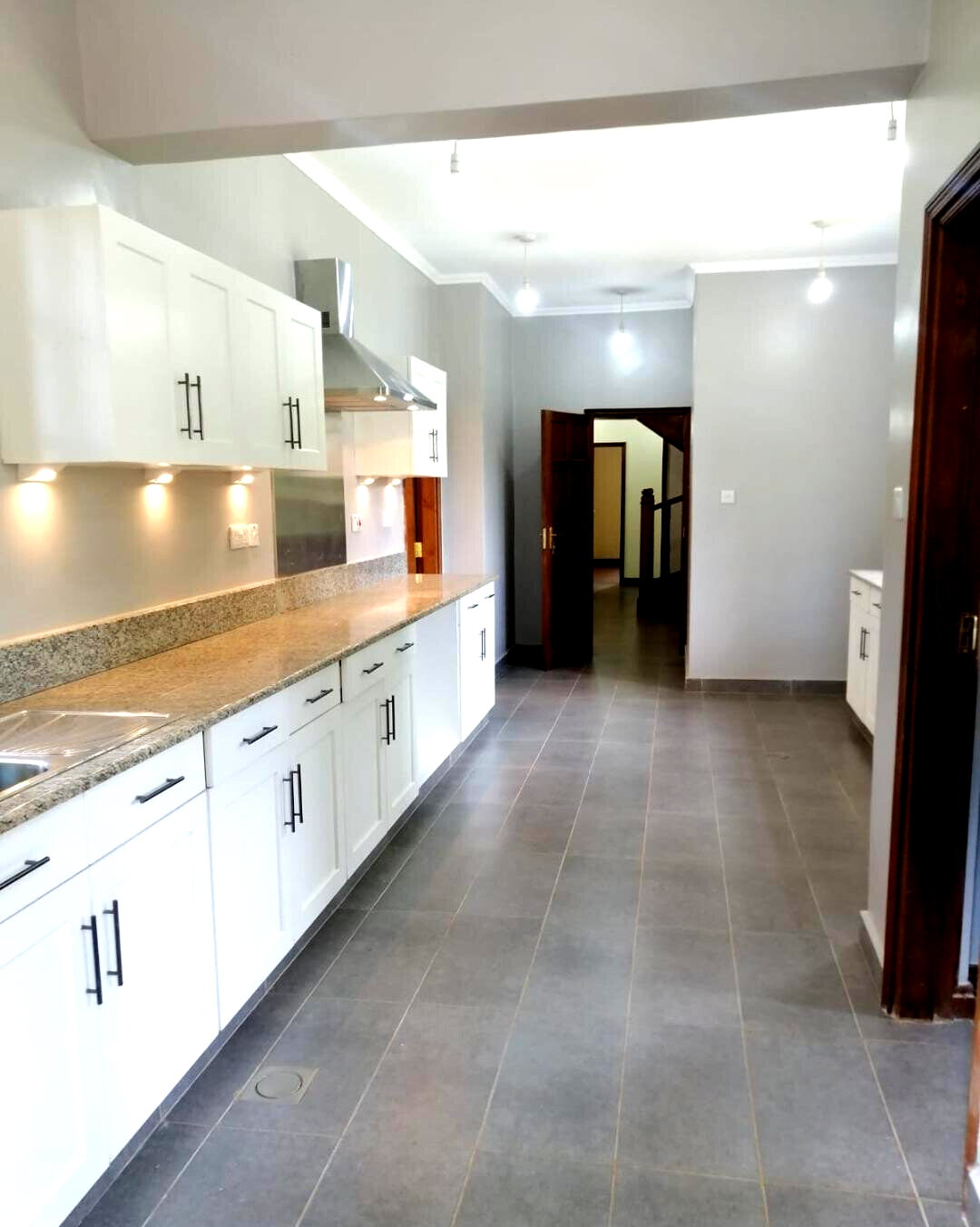 5-Ensuite Townhouse on ¾ Acre with DSQ – Hardy Karen