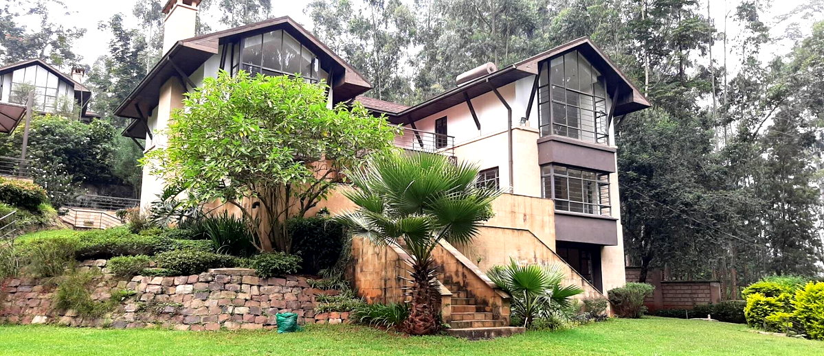 5BR All-Ensuite Townhouse with Fireplace & Mature Garden – Rosslyn