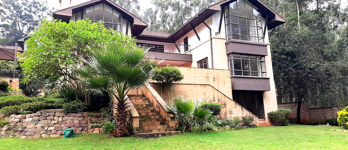 5BR All-Ensuite Townhouse with Fireplace & Mature Garden – Rosslyn