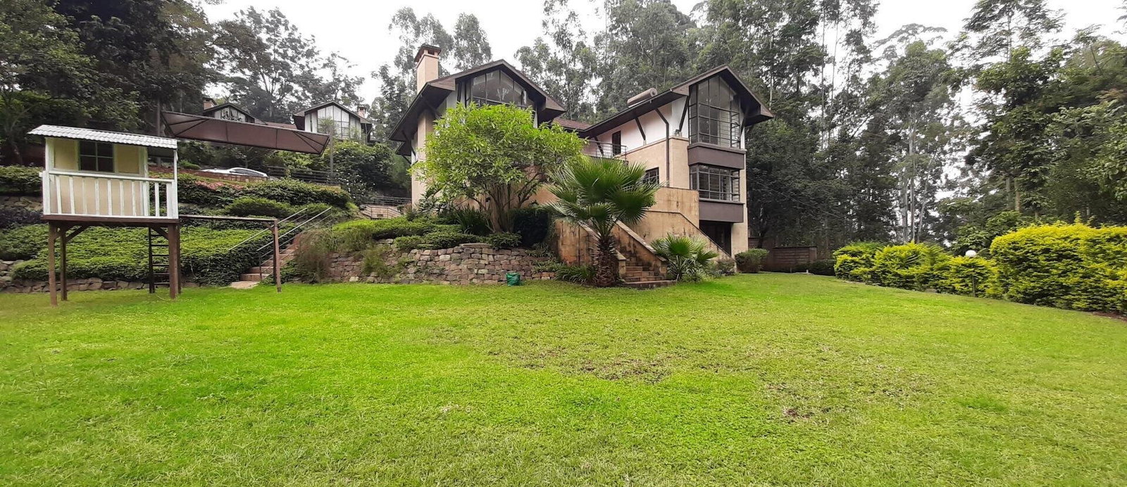 5BR All-Ensuite Townhouse with Fireplace & Mature Garden – Rosslyn