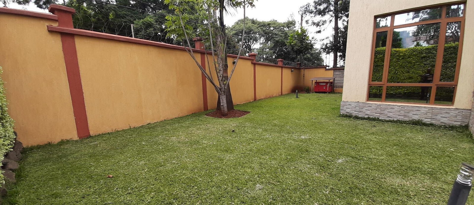 Pet-Friendly 5-Ensuite Townhouse with Fireplace & DSQ - Lavington