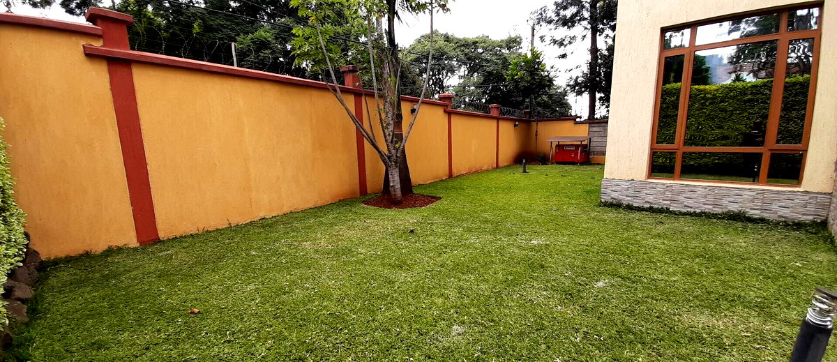 Pet-Friendly 5-Ensuite Townhouse with Fireplace & DSQ - Lavington