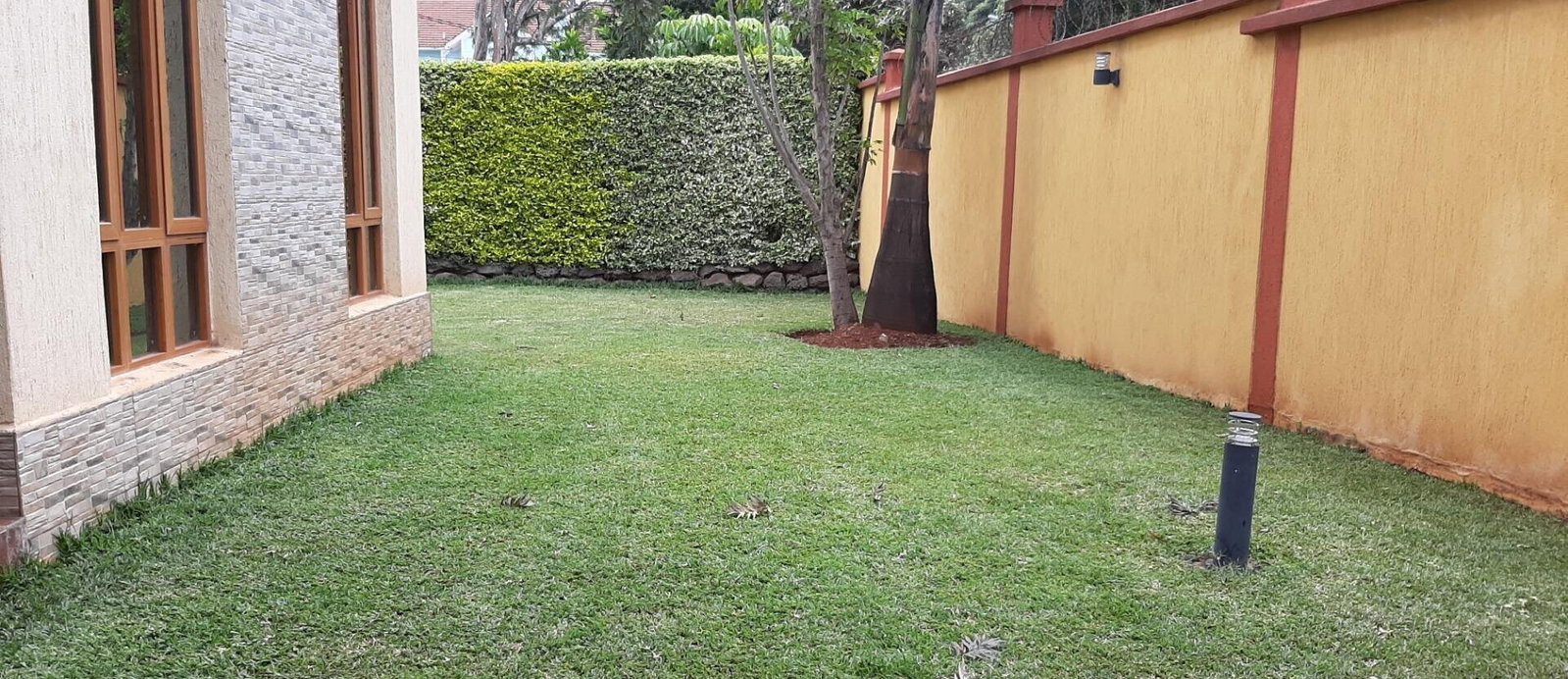 Pet-Friendly 5-Ensuite Townhouse with Fireplace & DSQ - Lavington