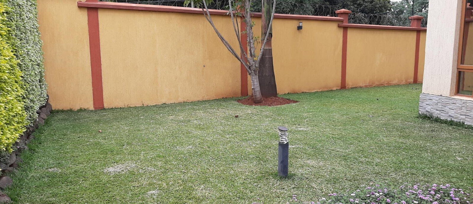 Pet-Friendly 5-Ensuite Townhouse with Fireplace & DSQ - Lavington