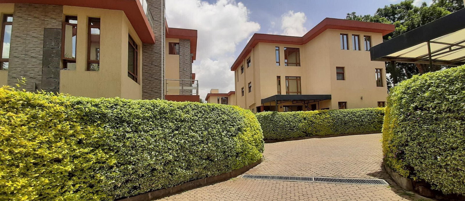 Pet-Friendly 5-Ensuite Townhouse with Fireplace & DSQ - Lavington