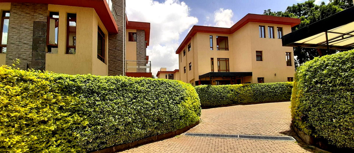 Pet-Friendly 5-Ensuite Townhouse with Fireplace & DSQ - Lavington