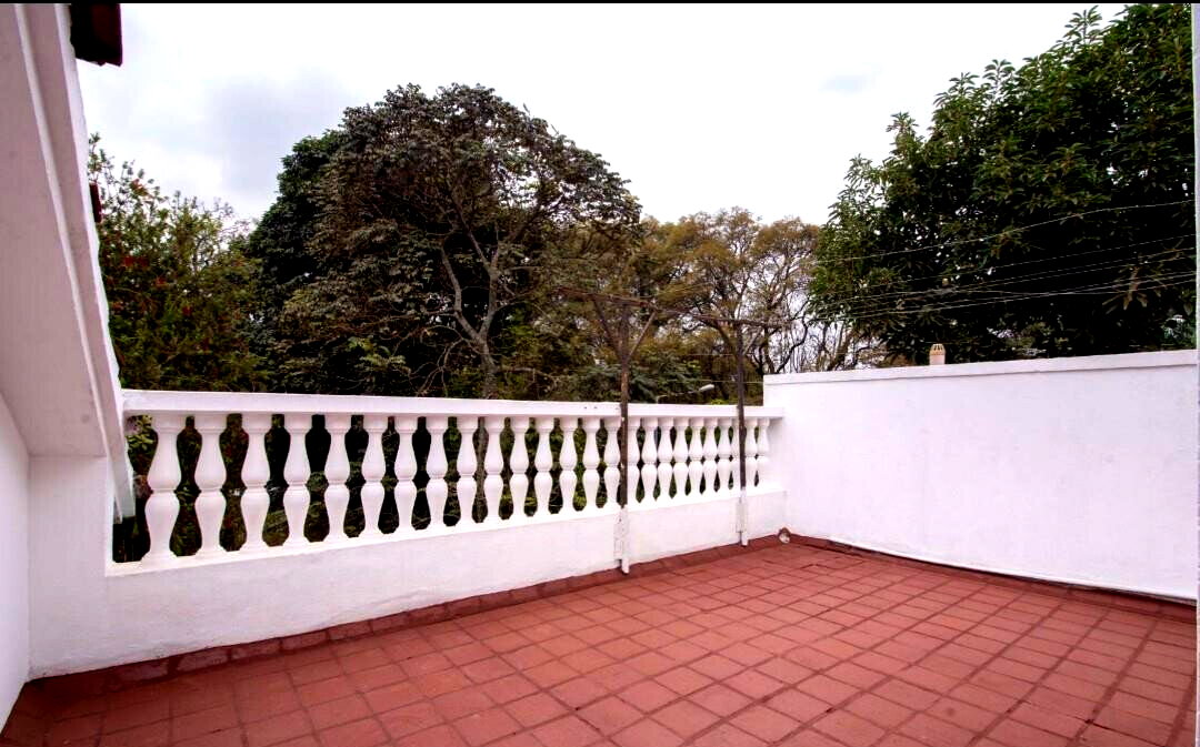 Corner Townhouse with DSQ & Pet-Friendly Garden - Lavington