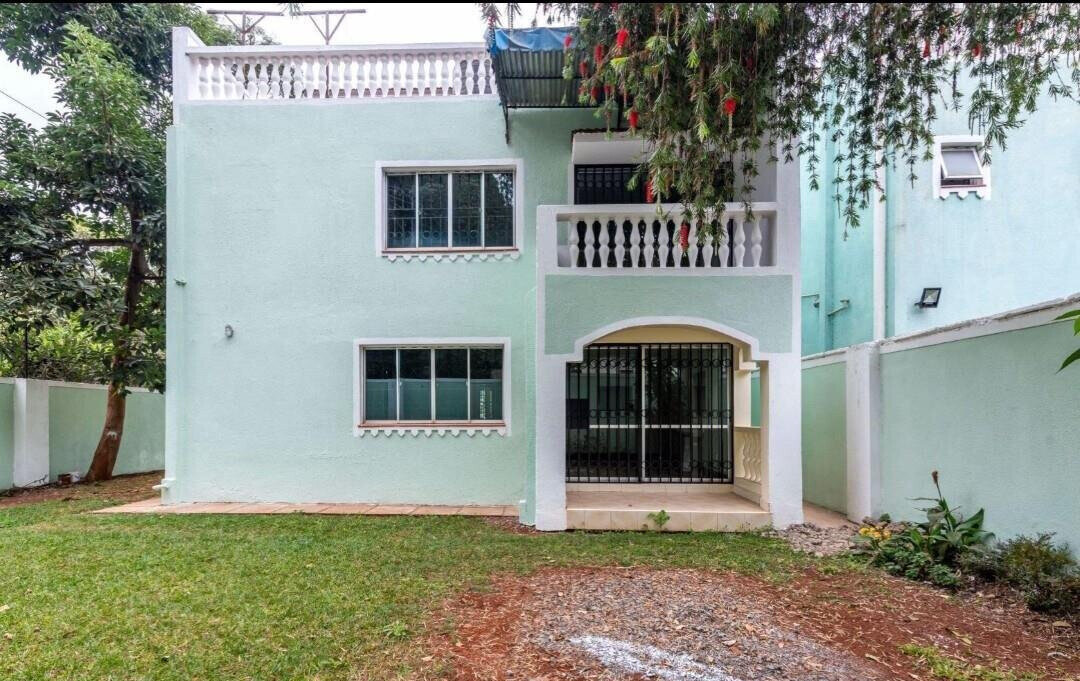 Corner Townhouse with DSQ & Pet-Friendly Garden - Lavington