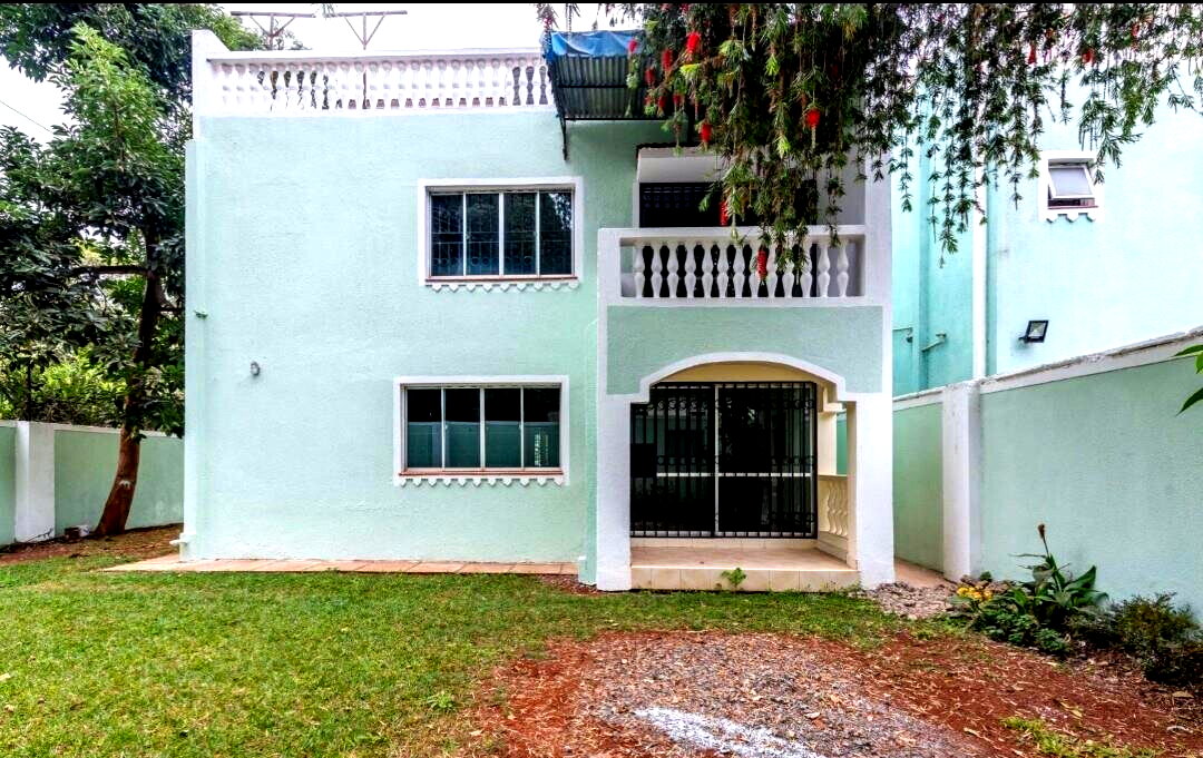 Corner Townhouse with DSQ & Pet-Friendly Garden - Lavington