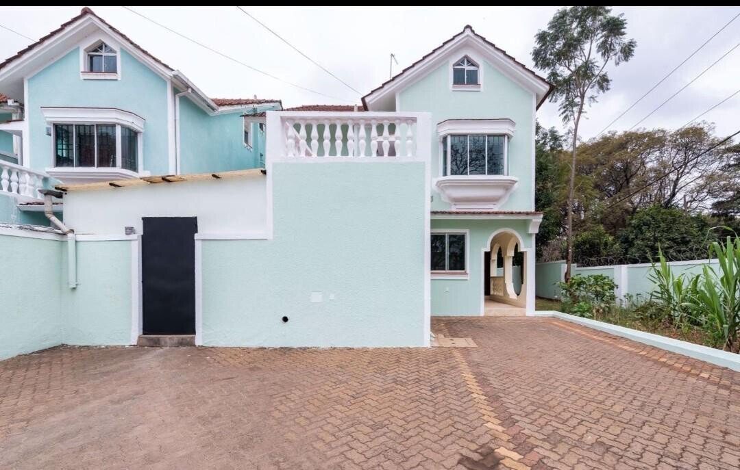 Corner Townhouse with DSQ & Pet-Friendly Garden - Lavington