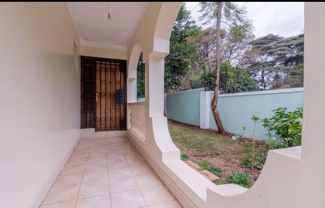 Corner Townhouse with DSQ & Pet-Friendly Garden - Lavington